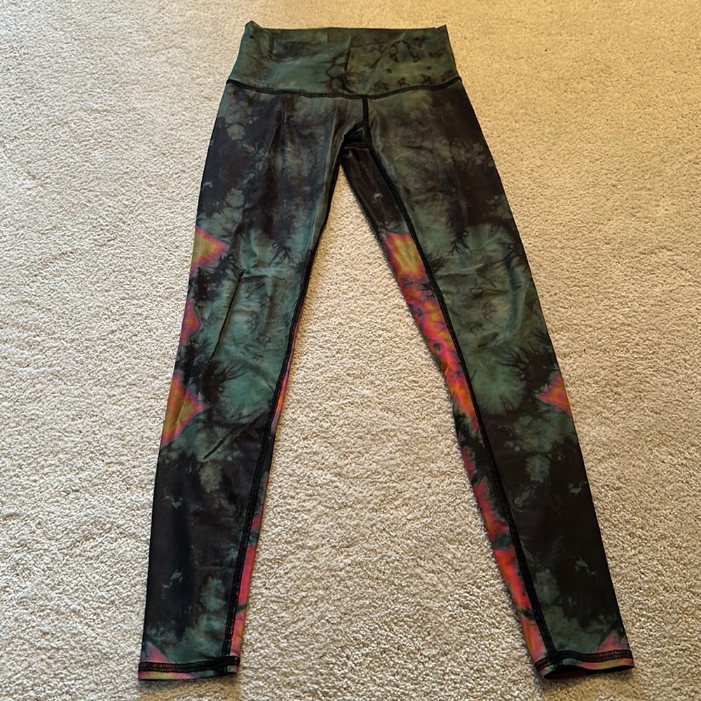 Teeki size small yoga pants